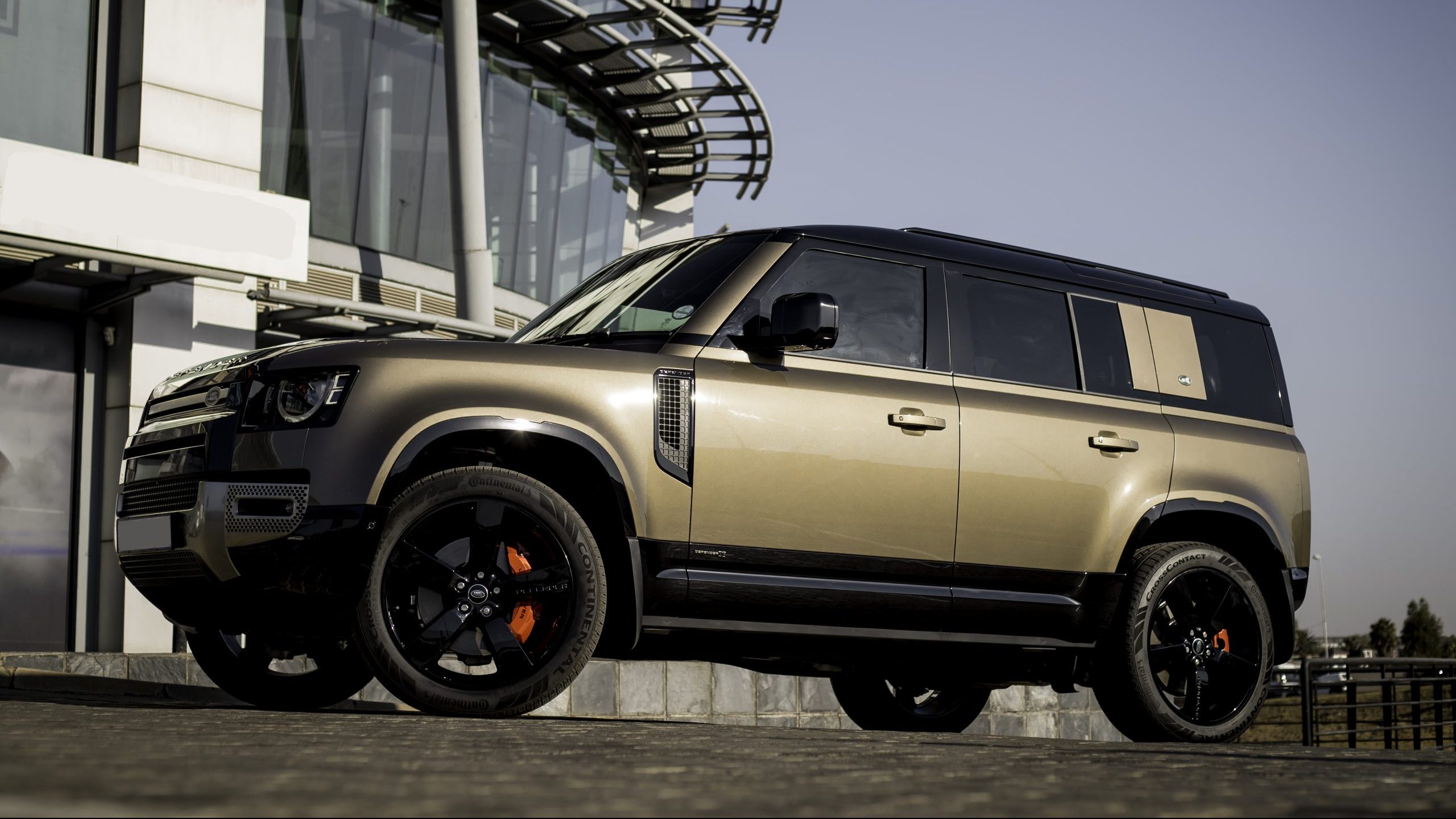 Armoured vehicle fitted with bullet-resistant protection